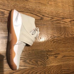 New kyrie 2’s size 11.5